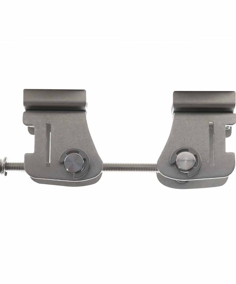 El nuevo diseño de soportes tiene un instalación mucho más rápida. El kit incluye: ᆞ 8 componentes de soporte ᆞ 4 tornillos Allen (8 mm) ᆞ 4 barras roscadas ᆞ 4 barras sin roscar ᆞ 16 tapas de barra ᆞ 4 tapas de extremo de riel ᆞ llave Allen ᆞ Tarjeta manual Los soportes 2.0 son compatibles con una altura máxima de barra transversal de 1.2 "(3 cm), ancho de 3.5" (9 cm). Para barras transversales más altas, se deben utilizar los soportes 1.0. Cada tienda de techo iKamper viene equipada con soportes de montaje. Los soportes que se ofrecen aquí son para clientes que necesitan comprar un juego adicional.