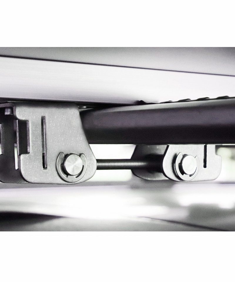 El nuevo diseño de soportes tiene un instalación mucho más rápida. El kit incluye: ᆞ 8 componentes de soporte ᆞ 4 tornillos Allen (8 mm) ᆞ 4 barras roscadas ᆞ 4 barras sin roscar ᆞ 16 tapas de barra ᆞ 4 tapas de extremo de riel ᆞ llave Allen ᆞ Tarjeta manual Los soportes 2.0 son compatibles con una altura máxima de barra transversal de 1.2 "(3 cm), ancho de 3.5" (9 cm). Para barras transversales más altas, se deben utilizar los soportes 1.0. Cada tienda de techo iKamper viene equipada con soportes de montaje. Los soportes que se ofrecen aquí son para clientes que necesitan comprar un juego adicional.