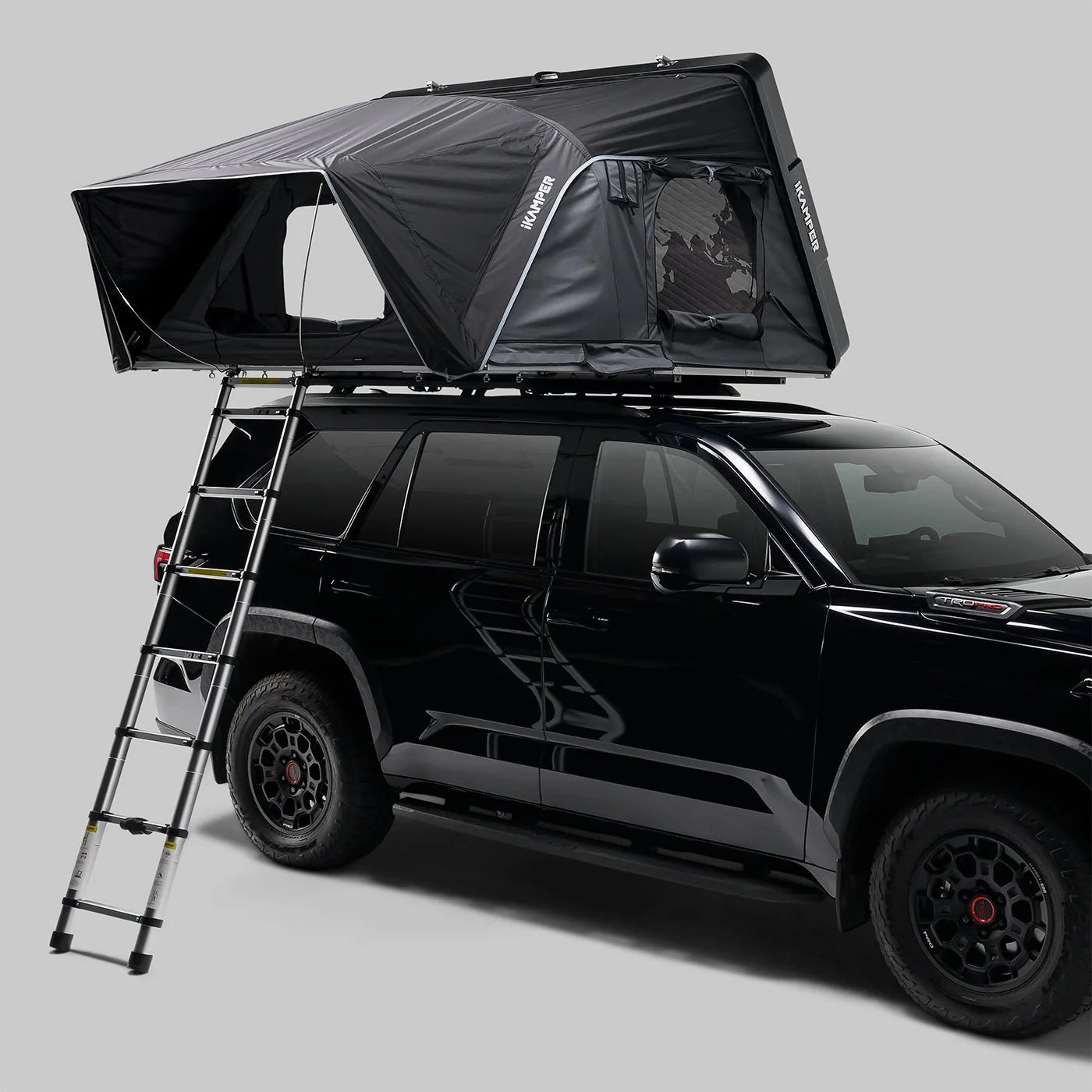 iKamper Skycamp 4.0 Quad abierta sobre un coche, vista lateral